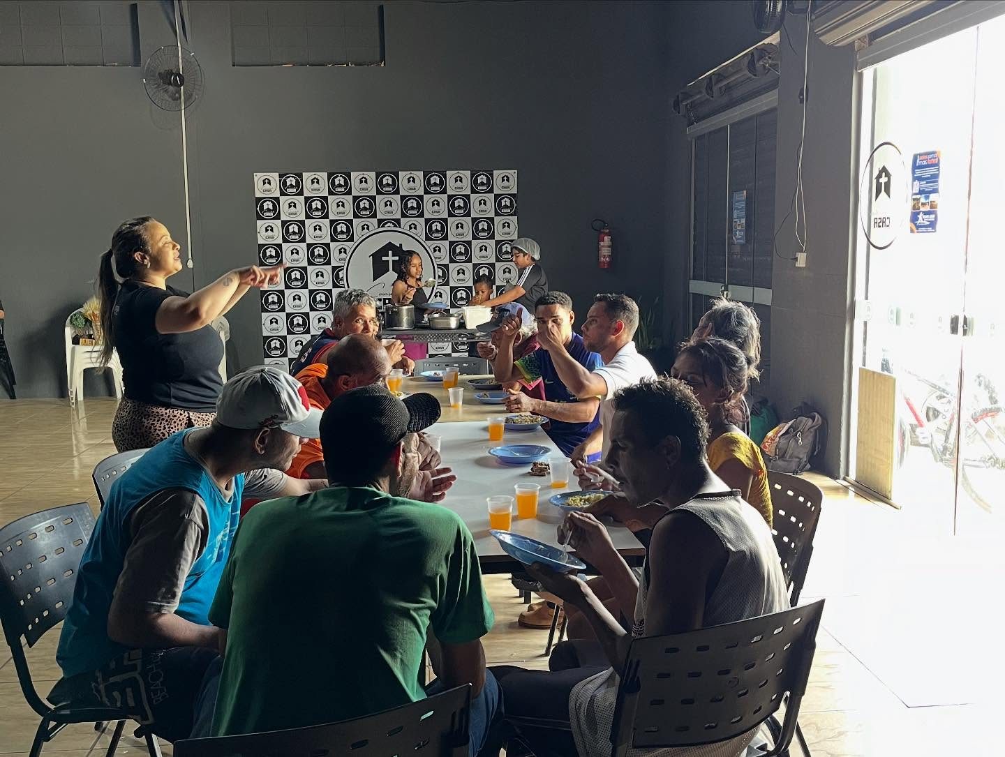 Pessoas reunidas em atividade de convivência